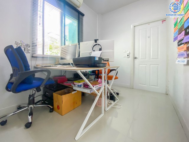 *****บ้านเดี่ยวมือสองย่านกรุงเทพฯ ม.สิริกานต์3 บางใหญ่-กาญจนาฯ เนื้อที่กว้างเกือบ 67 ตร.ว. พร้อมฟังก์ชัน 4 ห้องนอน 3 ห้องน้ำ ที่จอดรถ 2 คัน สภาพสวย พร้อมเข้าอยู่ แถมฟรี! เครื่องปรับอากาศ 6 เครื่อง บนทำเลแห่งการเดินทาง ใกล้รถไฟฟ้าสายสีม่วง "สถานีคลองบางไผ่" และทางด่วน "ศรีรัช"